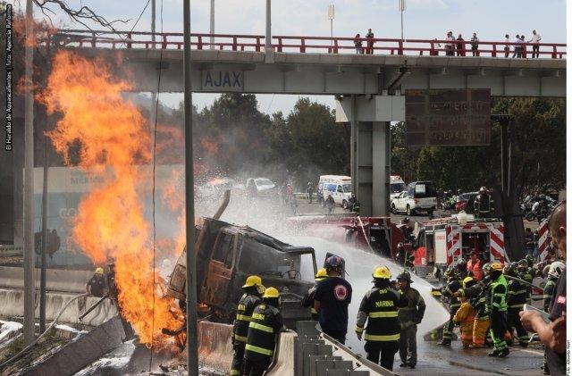 Suman 17 fallecidos por explosión de pipa
