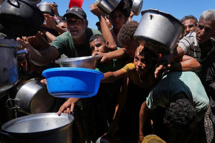 Israel se adentra con tanques en la ciudad de Gaza y más familias huyen