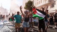 Protestas de radicales propalestinos revientan la Vuelta a España en Madrid: streaming en directo