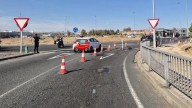 Un reventón corta el tráfico en un carril exterior de La Granja en León