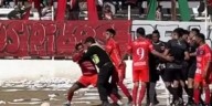 Escándalo en un clásico de la Liga Mendocina: batalla campal, agresión a un agente de seguridad y suspensión
