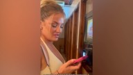 Una joven enseña la máquina expendedora que se ha encontrado: "Hoy en timos, tres pavos por..."