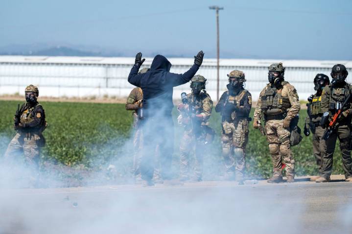 FBI duplica recompensa por datos sobre pistolero involucrado en redada de Ventura