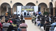 Dan estudiantes de la Escuela Libre de Derecho la bienvenida al nuevo ciclo escolar