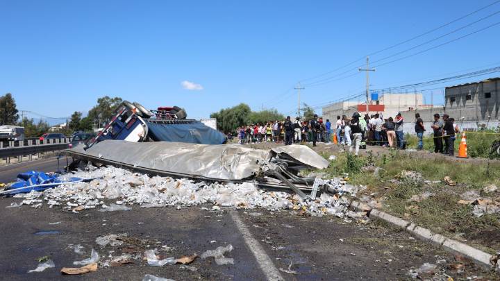 Vuelca tráiler cervecero en la autopista Puebla-Orizaba y desata rapiña; cargaron con costales llenos de mercancía