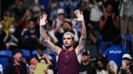 Alcaraz debuta en Tokio con triunfo y un susto en el tobillo