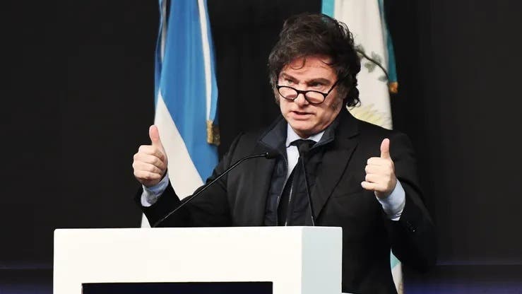 Milei estará en el búnker de LLA en La Plata, mientras el peronismo habla de una amplia ventaja