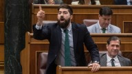 Un diputado de Vox amenaza con despedir a varios presentadores de RTVE si llegan al poder: "Entraremos con motosierra o con lanzallamas"