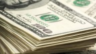 El dólar tocó los $1.425, se hundieron las acciones en Wall Street y el Riesgo País saltó a 1.100 puntos