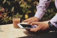 Qué significa mirar el celular cuando estás en la mesa según la psicología