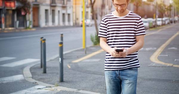  Caminar con el celular en la mano: ¿solo costumbre o señal de algo más?
