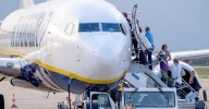 Pugna entre Ryanair y Aena: la 'low cost' cierra una base en España y recorta vuelos