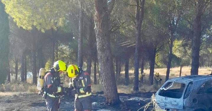 Un hombre evacuado al hospital tras arder un coche que provocó un conato de incendio en Ronda