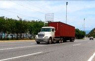 Camión de azúcar volcó parcialmente su carga en la autopista Valencia