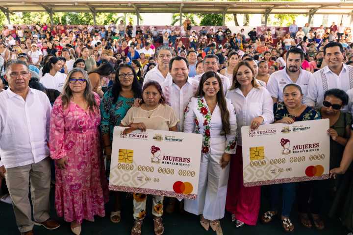 Joaquín Díaz Mena encabeza entrega de la tarjeta “Elvia Carrillo Puerto” a madres autónomas