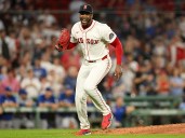 Ex-Yankees closer re-signs with rival