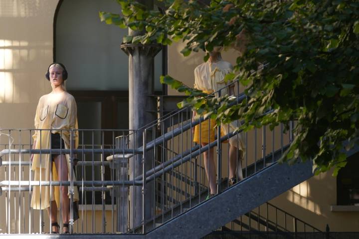 Liberatore puts models on emergency escape, drawing attention to global chaos