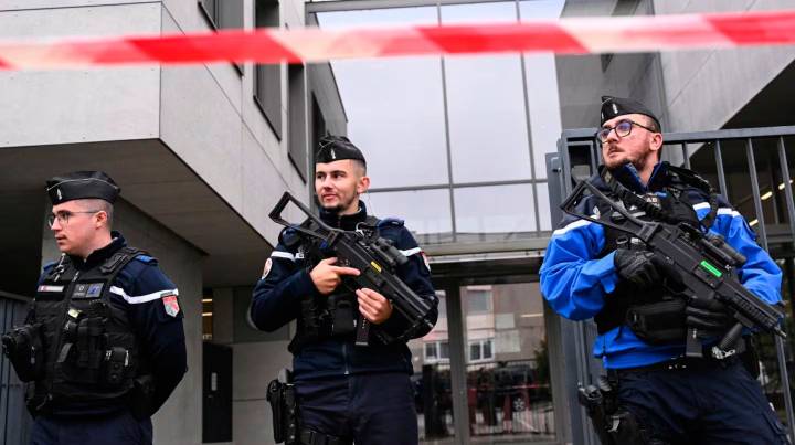 Profesora herida en Francia tras ser apuñalada por un alumno en clase