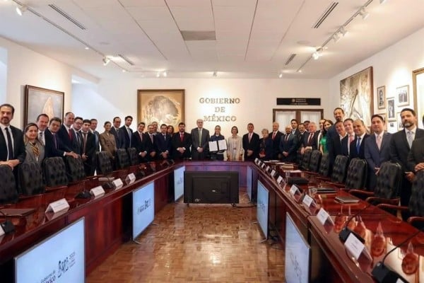 Renuevan Sheinbaum y gasolineros tope a combustible