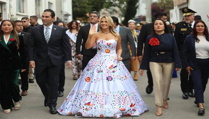 Encabezan Romina Contreras y Enrique Vargas desfile cívico del 215 Aniversario del Inicio de la Independencia de México