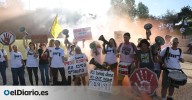 Manifestantes israelíes suben al tejado de la Biblioteca Nacional y protestan contra Netanyahu quemando neumáticos