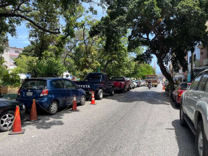 Parqueros acaparan espacios y cobran $2 por estacionar en Maiquetía