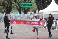 Participaron más de 15 mil corredores. El etíope Habtamu Birlew ganó la maratón de Buenos Aires