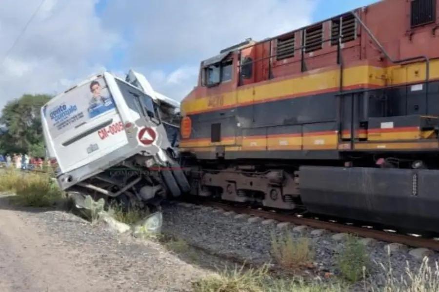 Accidente entre tren y autobús de pasajeros en Guanajuato deja cinco víctimas