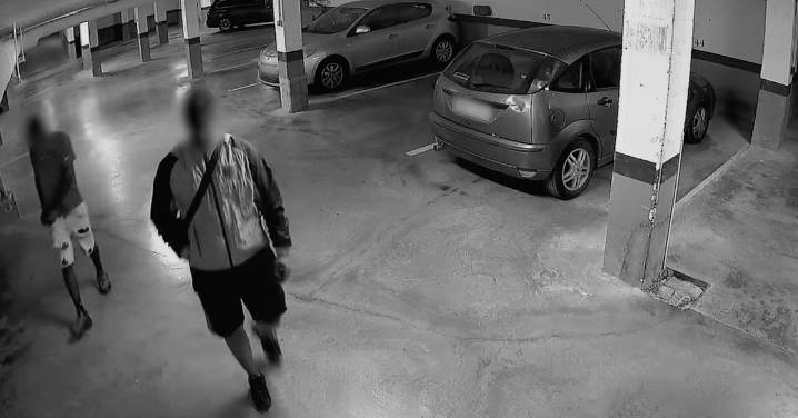 Entran en una casa de Roquetas y se llevan tarjetas y dos coches mientras los propietarios dormían