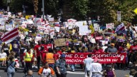 Se movilizan en Washington contra acoso a migrantes y autoritarismo de Trump