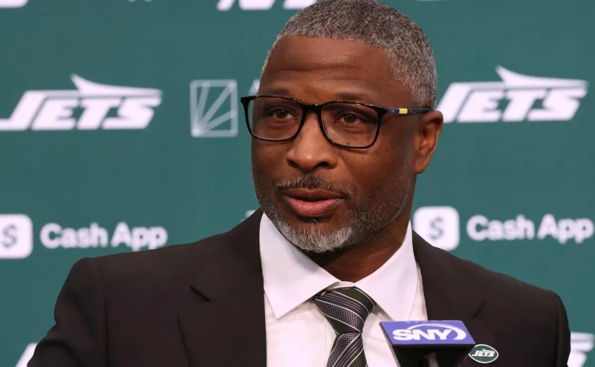 Aaron Glenn drops bold take on Jets defense while protecting QB Justin Fields
