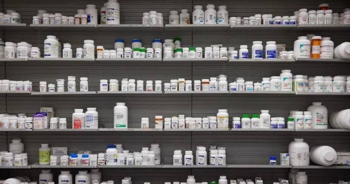 Denuncian autoridades de salud incumplimiento de 33 farmacéuticas