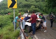Tráiler choca contra dos vehículos en la carretera federal 80; hay dos lesionados