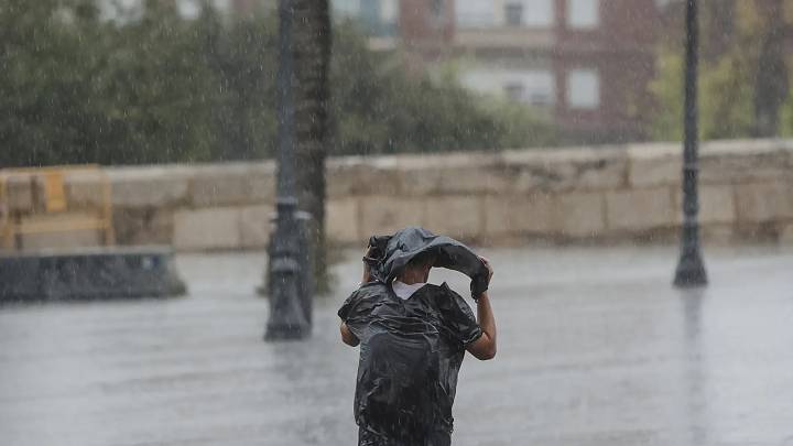 Sanidad y Renfe piden precaución ante el temporal: las citas médicas y los trenes podrán reprogramarse