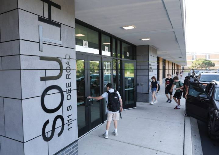 Maine South High School to induct police chaplain, music teacher into its ‘Wall of Honor’