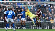 Tras su pase fustrado, el Dibu Martínez volvió a jugar en el Aston Villa: dos atajadas espectaculares y un gesto a los hinchas