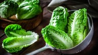 Si te estás cuidando o no querés consumir harinas, hacé estos sandwiches de lechuga rellenos de pollo que son un vicio