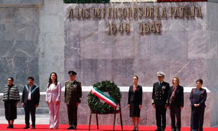 Asisten Hugo Aguilar y Kenia López a ceremonia del 178 Aniversario los Niños Héroes de Chapultepec