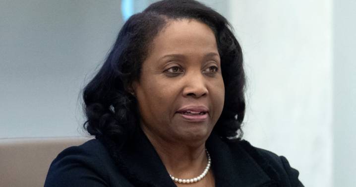 Revés para Trump: Tribunal decide que Lisa Cook puede seguir como gobernadora de la Fed