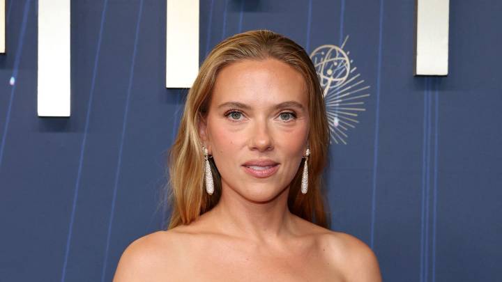 Scarlett Johansson deslumbra en los Emmys 2025 con un vestido minimalista en tono marfil