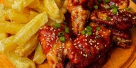 Sancionan a restaurante por dar información falsa sobre vigencia de promoción “buffet de alitas”