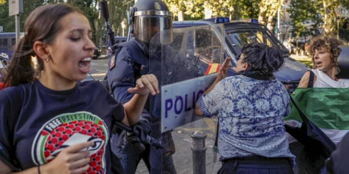 Violencia en el cierre de La Vuelta de España: 22 policías heridos y dos arrestos