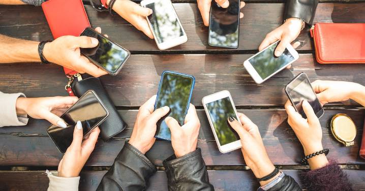 DeKalb middle schools crackdown on devices, spend $1.6M on cellphone lockers
