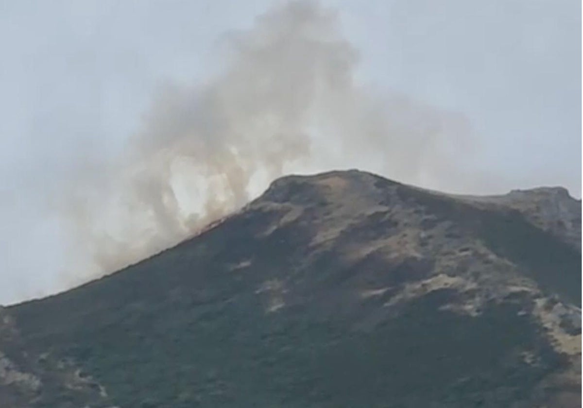 Los incendios forestales se reactivan en Asturias: «No vamos a poder estar tranquilos hasta que llueva fuerte»