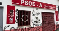 El PSOE de Guadix denuncia pintadas xenófobas e insultos a Pedro Sánchez frente a su sede