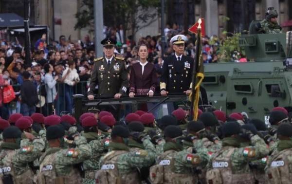 Desfilan Fuerzas Armadas ante Sheinbaum