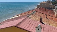 Los vecinos de playa Babilonia acuden al Rey para salvar sus casas