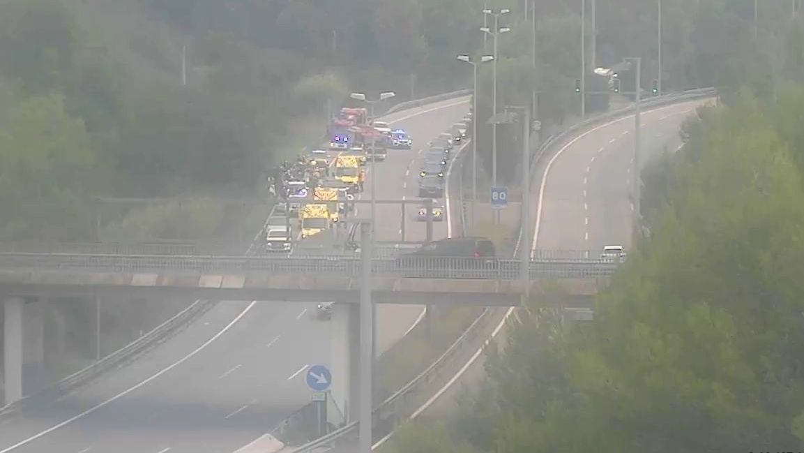 Dos heridos graves tras un accidente de autobús con 60 personas en la autopista C