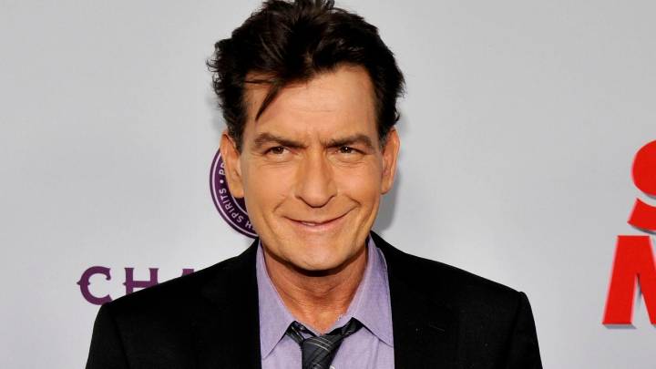 Las memorias de Charlie Sheen: la estrella que se apagó por el crack, la prostitución con hombres y las extorsiones
