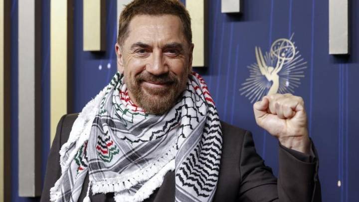 Javier Bardem aparece en la alfombra roja de los Emmy con el pañuelo palestino